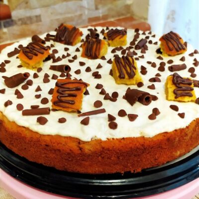 Torta de banano con glaseado y virutas de chocolate